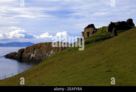 Le château de Duntolm du 14/15ème siècle donne sur le petit Minch L'île de Skye Ecosse Banque D'Images