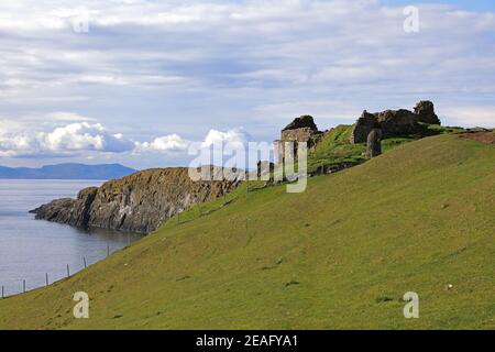 Le château de Duntolm du 14/15ème siècle donne sur le petit Minch L'île de Skye Ecosse Banque D'Images