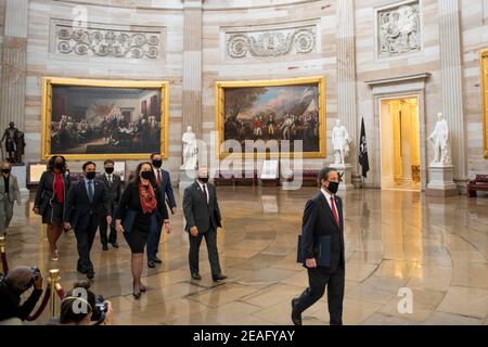 Les responsables de la mise en accusation, dirigés par le représentant américain Jamie Raskin (démocrate du Maryland), à droite, traversent la rotonde du Capitole jusqu'au Sénat, pour commencer le procès de mise en accusation de l'ancien président Donald Trump au Capitole des États-Unis à Washington, DC, le mardi 9 février 2021. Crédit : Rod Lamkey/CNP | utilisation dans le monde entier Banque D'Images