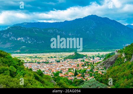 Vue aérienne du village de Kalambaka en Grèce Banque D'Images