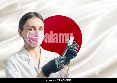 Le médecin prépare la vaccination contre le fond du drapeau japonais. Concept de vaccination Japon. Banque D'Images