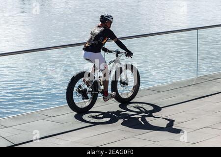Homme à vélo de montagne avec des pneus gras sur Gran Canaria, îles Canaries, Espagne Banque D'Images