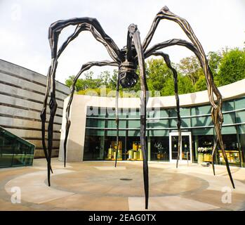 Sculpture d'araignée en métal géant aux États-Unis, Arkansas, Bentonville, Crystal Bridges Museum of American Art 8-24-2017 Banque D'Images