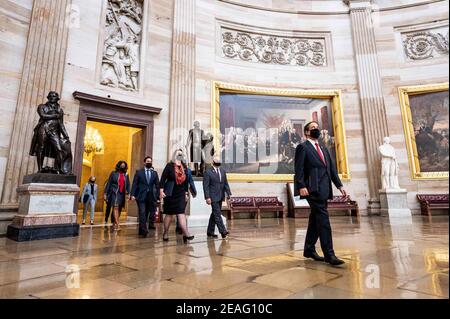 Washington, DC, États-Unis. 9 février 2021. 9 février 2021 - Washington, DC, États-Unis: Les responsables de la mise en accusation de la Chambre, dirigés par le responsable principal de la mise en accusation, le représentant américain JAMIE RASKIN (D-MD, portant une chemise blanche et une cravate rouge), traversant la Rotunda vers le procès de mise en accusation qui se tient dans la salle du Sénat. Crédit : Michael Brochstein/ZUMA Wire/Alay Live News Banque D'Images