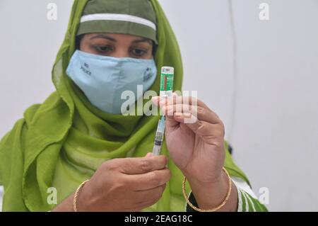 Un membre du personnel médical prépare une seringue avec une dose du vaccin Oxford-AstraZeneca par le Serum Institute of India pour la vaccination à l'hôpital de police Line, Sylhet, Bangladesh. Banque D'Images