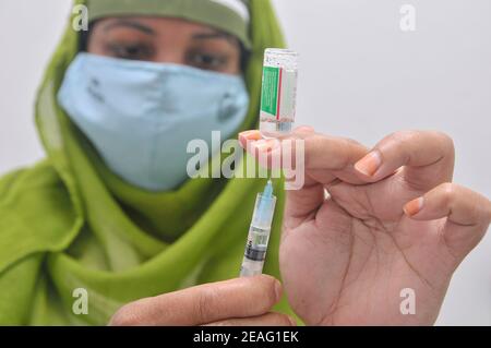 Un membre du personnel médical prépare une seringue avec une dose du vaccin Oxford-AstraZeneca par le Serum Institute of India pour la vaccination à l'hôpital de police Line, Sylhet, Bangladesh. Banque D'Images