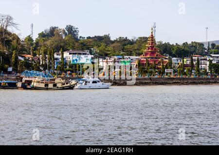 KAWTHAUNG, MYANMAR - MAI 05 2020 : vue du port et de la zone portuaire de la ville birmane de Kawthaung à la frontière avec la Thaïlande Banque D'Images