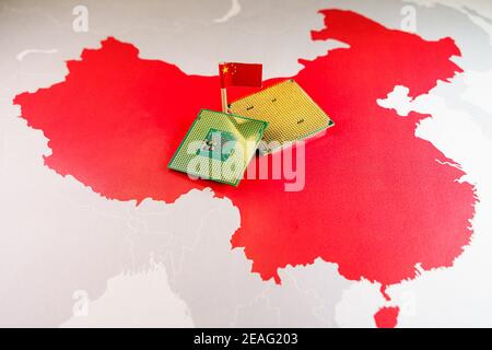 La Chine a fabriqué des puces de processeur sur une carte rouge chinoise Banque D'Images