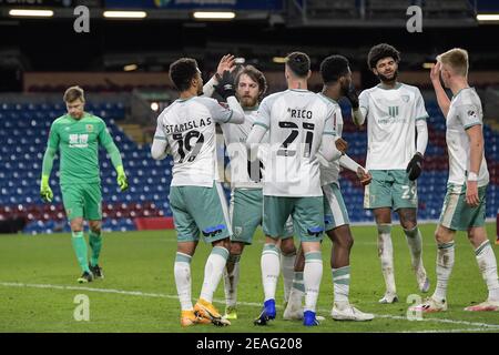 Burnley, Royaume-Uni. 09e février 2021. Le Junior Stanislas #19 de Bournemouth célèbre son objectif de faire 0-2 avec des coéquipiers à Burnley, Royaume-Uni le 2/9/2021. (Photo de Simon Whitehead/News Images/Sipa USA) crédit: SIPA USA/Alay Live News Banque D'Images