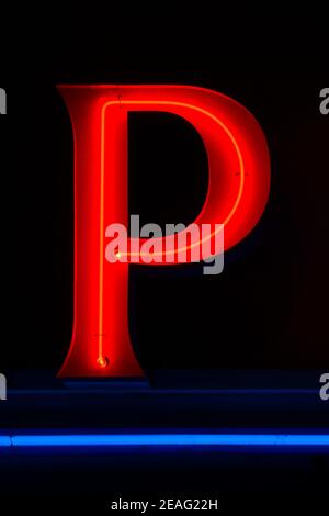 Lettre P rouge vif au néon Banque D'Images