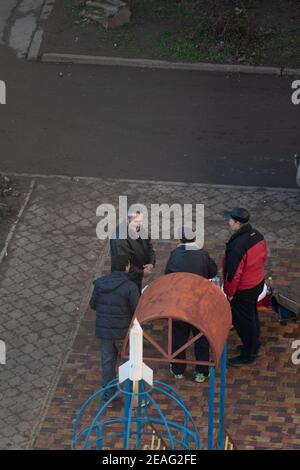 Tiraspol, Moldova - 1er janvier 2021 : un homme habillé comme le Père Noël et un groupe d'hommes qui boivent de l'alcool sur l'aire de jeux le premier jour du nouvel an 2 Banque D'Images