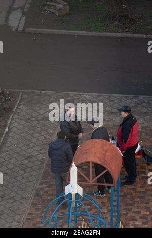 Tiraspol, Moldova - 1er janvier 2021 : un homme habillé comme le Père Noël et un groupe d'hommes qui boivent de l'alcool sur l'aire de jeux le premier jour du nouvel an 2 Banque D'Images