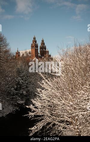 Kelvingrove Art Gallery à distance de Kelvin Way à la rivière Kelvin après de fortes chutes de neige hivernales à Glasgow. Février 2021. Banque D'Images