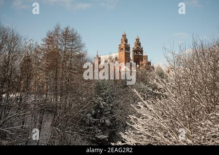 Kelvingrove Art Gallery à distance de Kelvin Way à la rivière Kelvin après de fortes chutes de neige hivernales à Glasgow. Février 2021. Banque D'Images