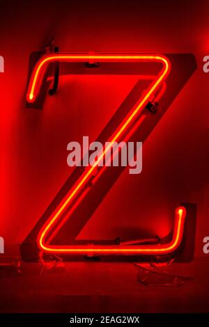 Lettre Z au néon rouge brillant Banque D'Images