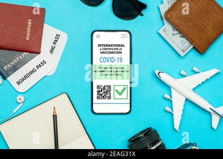 Concept de certificat de vaccination contre le coronavirus ou de passeport vaccinal pour les voyageurs. COVID-19 immunité e-passeport dans l'application mobile pour smartphone pour internat Banque D'Images