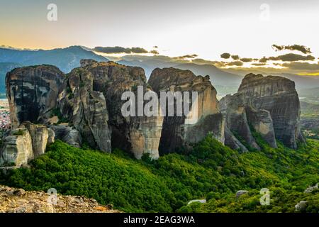Coucher de soleil sur les pinacles de roche de Meteora, Grèce Banque D'Images
