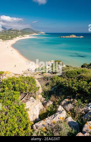 Eaux cristallines et sable blanc sur la plage de su Giudeu, Chia, Sardaigne Banque D'Images