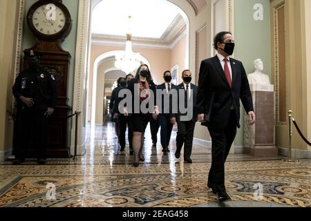 Washington, États-Unis. 09e février 2021. Les responsables de la destitution de la Chambre, dirigés par le représentant Jamie Raskin, un démocrate du Maryland, à droite, marchent jusqu'à la salle du Sénat au Capitole des États-Unis à Washington, DC, États-Unis, le mardi 9 février 2021. Le Sénat commence aujourd'hui le deuxième procès de destitution de Donald Trump en se disputant la question de savoir si la procédure est constitutionnelle, alors qu'un certain nombre d'avocats conservateurs rejettent l'affirmation de l'équipe de la défense selon laquelle un ancien président ne peut pas être reconnu coupable d'un crime par le Congrès. Photo par Stefani Reynolds/UPI crédit: UPI/Alay Live News Banque D'Images