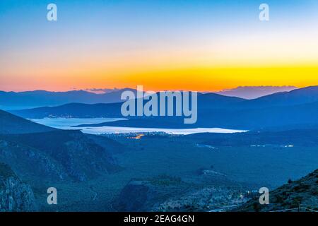 Vue sur la ville d'Itea en Grèce au coucher du soleil Banque D'Images