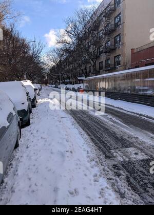 New York, États-Unis - décembre 12 : rue East Village à Manhattan couverte de neige. Vider la route d'hiver avec la fonte de neige Banque D'Images