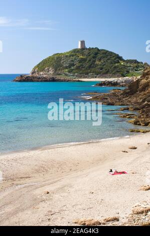 Eaux cristallines et sable blanc sur la plage de su Portu, Chia, Sardaigne Banque D'Images