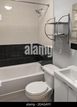 Intérieur de la salle de bains de l'appartement avec carrelage, baignoire, toilettes et douche Banque D'Images