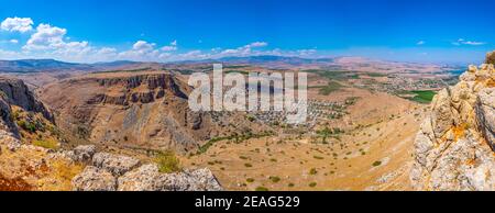 Vue aérienne du village de Hamam depuis le mont Arbel en Israël Banque D'Images