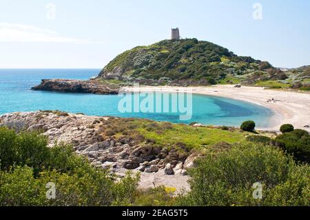 Eaux cristallines et sable blanc sur la plage de su Portu, Chia, Sardaigne Banque D'Images