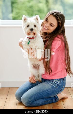 Femme assise avec son chien Banque D'Images