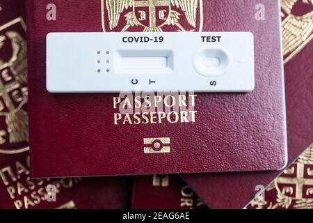 Cassette de test COVID-19 de sérologie rapide sur passeport biométrique rouge, voyage L'heure du concept du coronavirus, test d'anticorps à l'arrivée ou au départ Banque D'Images