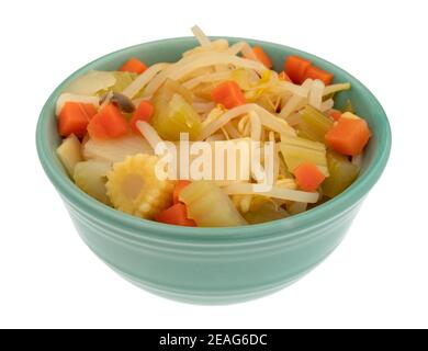 Vue latérale de faire frire des légumes mélangés avec des pousses de haricots dans un bol isolé sur un fond blanc. Banque D'Images