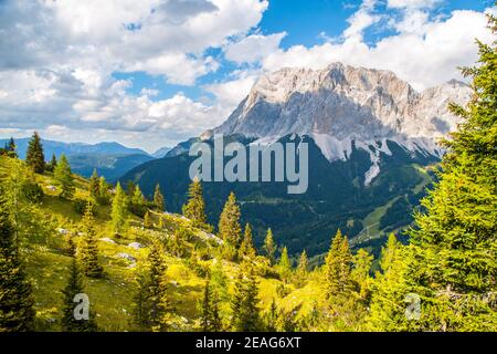 Face sud de la plus haute montagne d'Allemagne, de Zugspitze, d'Allemagne et d'Autriche Banque D'Images