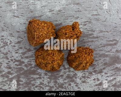 Vue de dessus de quatre macarons au chocolat sans gluten sur fond gris. Banque D'Images