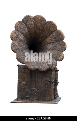 Gramophone, un monument de performance artistique, un ancien instrument de musique sur fond blanc isolé Banque D'Images