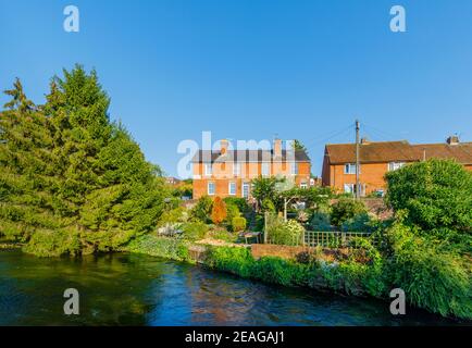 Vue arrière agréable sur les maisons en briques rouges surplombant la rivière Itchen aux Weirs à Winchester, Hampshire, sud de l'Angleterre, Royaume-Uni Banque D'Images