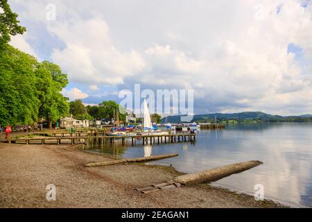Vue avec jetée en bois sur la rive du lac Windermere dans le district des lacs anglais depuis Waterhead à Ambleside, Cumbria, nord-ouest de l'Angleterre Banque D'Images