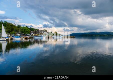 Vue sur le lac Windermere dans le district des lacs anglais, Waterhead à Ambleside, Cumbria, nord-ouest de l'Angleterre avec des bateaux amarrés sur le rivage Banque D'Images