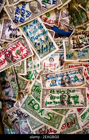 Billets de dollars au célèbre bar Willie T's sur Duval Street à Key West, Floride, FL USA. Le point le plus méridional dans la zone continentale des États-Unis. Vacances sur l'île Banque D'Images