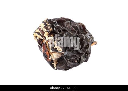 Pomme pourrie isolée sur fond blanc. Banque D'Images