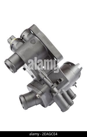 Boîtier de thermostat et capteur de température du moteur de la voiture isolés sur fond blanc. Banque D'Images
