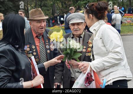 PYATIGORSK, RUSSIE - 09 MAI 2017 : félicitations pour la célébration du jour de la victoire des anciens combattants Banque D'Images