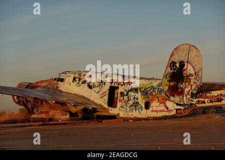 Un avion abandonné couvert de graffiti dans la nature sauvage du désert à l'extérieur de Phoenix, Arizona. Banque D'Images