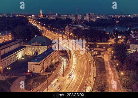 Ville de Varsovie la nuit en Pologne, paysage urbain de la capitale avec circulation. Arrière-plan de destination de voyage Banque D'Images