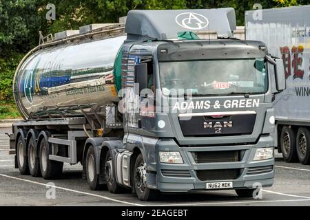 STRENSHAM, ANGLETERRE - SEPTEMBRE 2018 : un camion-citerne exploité par Adams & Green s'est arrêté à la station-service de l'autoroute à Strensham sur la M5 Banque D'Images