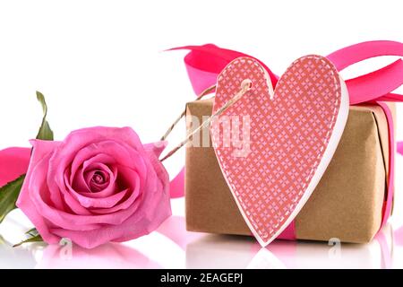 Rose rose, boîte cadeau et carte pour messages sur fond blanc. Concept de la Saint-Valentin et de la Journée des femmes. Banque D'Images