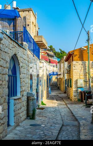 Vue sur une rue étroite à Tssfat/Safed, Israël Banque D'Images