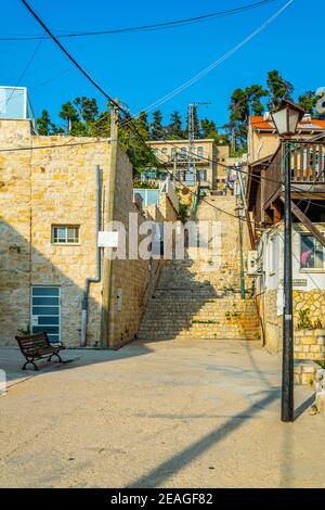 Vue sur une rue étroite à Tssfat/Safed, Israël Banque D'Images