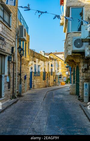 Vue sur une rue étroite à Tssfat/Safed, Israël Banque D'Images