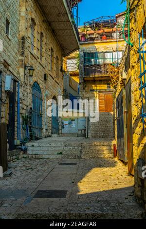 Vue sur une rue étroite à Tssfat/Safed, Israël Banque D'Images